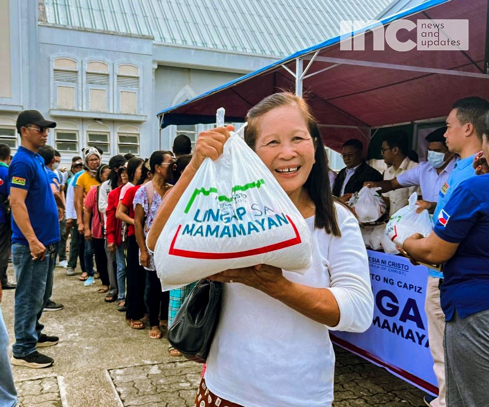 INCNewsNUpdates's tweet photo. Iglesia Ni Cristo's Lingap sa Mamamayan in the Visayas extended its help to the province of Capiz to provide care packages for those affected by the El Niño phenomenon, especially to those in the agricultural sector, such as farmers.
  
#IglesiaNiCristo #LingapsaMamamayan https://t.co/cKeot2XeMz