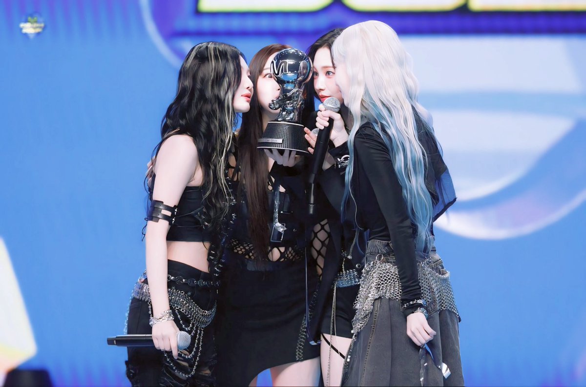 Maunangis__'s tweet photo. ⋆౨ৎ˚⟡˖ ࣪ 나는 내 삶을 산다. 이제 나는 나를 방해하는 규칙을 어기고 있습니다. 너의 지루한 사고방식. 나는 내 삶을 산다. 이건 시작일 뿐이야 내가 책임져. 나는 내 이야기의 주인공이다 ⋆౨ৎ˚⟡˖ ࣪ https://t.co/eU06ggKudL