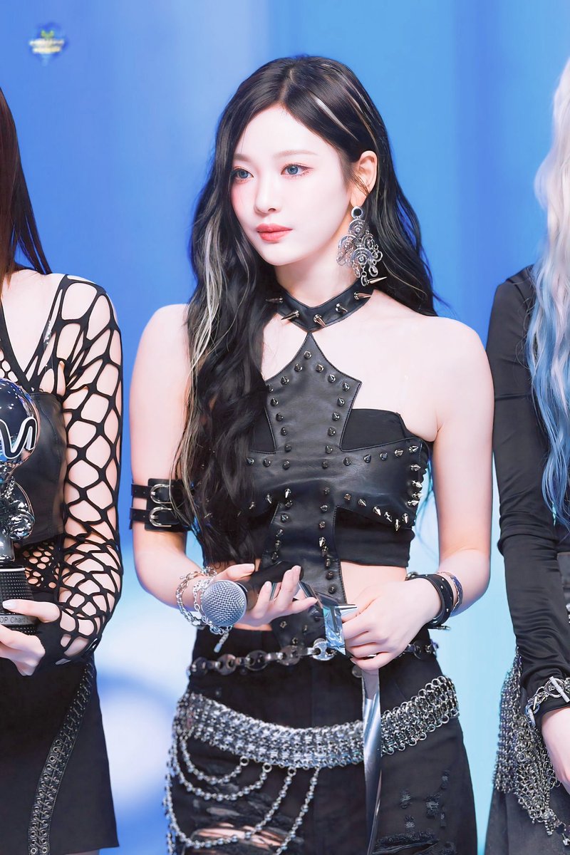 Maunangis__'s tweet photo. ⋆౨ৎ˚⟡˖ ࣪ 나는 내 삶을 산다. 이제 나는 나를 방해하는 규칙을 어기고 있습니다. 너의 지루한 사고방식. 나는 내 삶을 산다. 이건 시작일 뿐이야 내가 책임져. 나는 내 이야기의 주인공이다 ⋆౨ৎ˚⟡˖ ࣪ https://t.co/eU06ggKudL