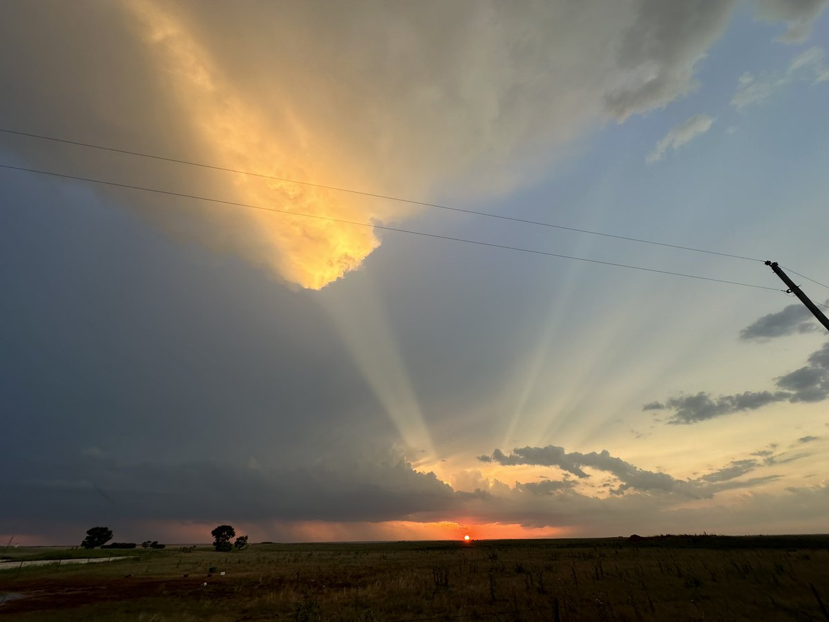 wfrd49's tweet photo. Unique Oklahoma  sunset this evening https://t.co/wy2Uh4daUm