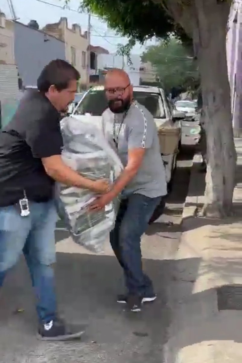 NadiaMadrigal's tweet photo. Es la constante: llegan boletas electorales que ingresan por la puerta trasera, en bolsas de basura,  paquetes sin votos o están perdidos trasladadas en autos particulares.

No solo tenemos crisis de desaparecidos sino también de certeza electoral en #Jalisco https://t.co/YOL4WhLnya