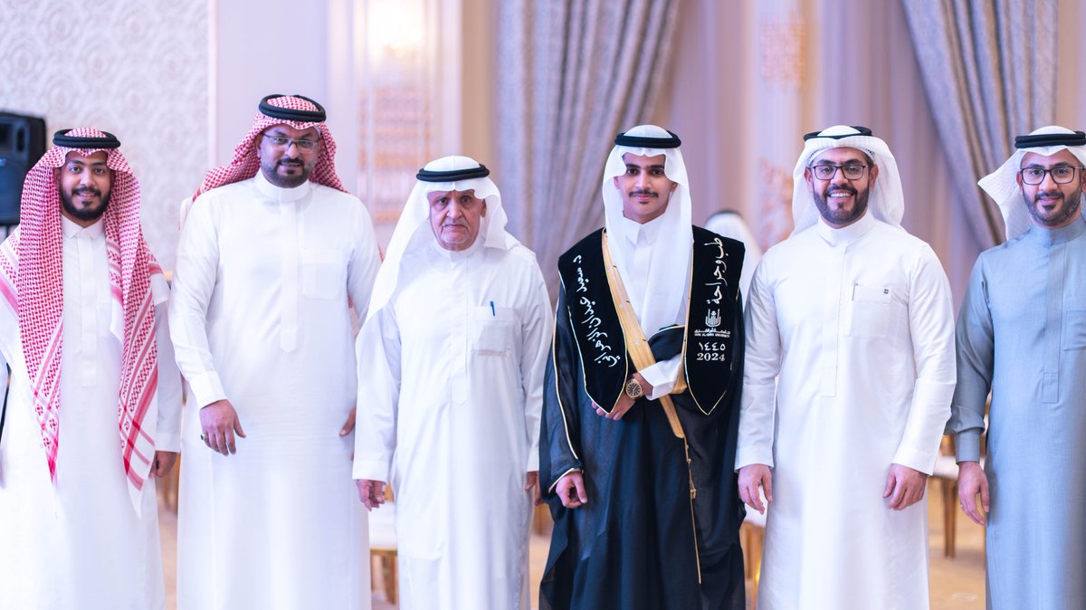 SaeedSooo's tweet photo. ما تم جهدٌ ولا خُتمَ سعيٌ إلا بكرمه وفضله، ثم بفضل والدي و والدتي واخوتي لهم مني اعمق الشكر ♥️,
تم بحمد الله تخرجي من كلية الطب والجراحة بجامعة ام القرى 🎓♥️. https://t.co/AaHqb51cl7