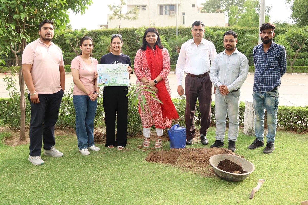 pmidcpunjab's tweet photo. Celebrated #WorldEnvironmentDay2024 by Tree Plantation drive in the premises of the #PMIDC Office by Smt. Deepti Uppal, IAS, CEO, PMIDC with Dr. Naresh Bhardwaj, Addl. Project Director, SWM/SBMU-Punjab & Team.
@deeptiuppalias @SwachhBharatGov @swachhbharat @RoopaMishra77 https://t.co/jTfJ0OXT6w