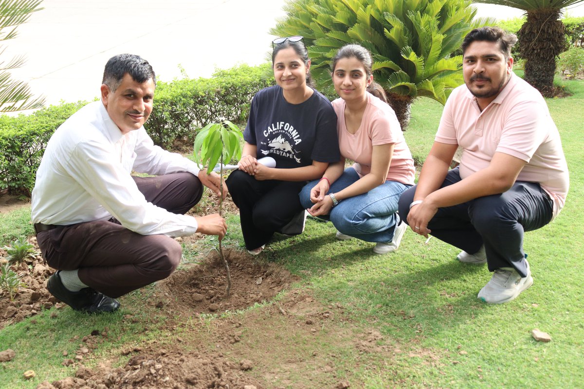 pmidcpunjab's tweet photo. Celebrated #WorldEnvironmentDay2024 by Tree Plantation drive in the premises of the #PMIDC Office by Smt. Deepti Uppal, IAS, CEO, PMIDC with Dr. Naresh Bhardwaj, Addl. Project Director, SWM/SBMU-Punjab & Team.
@deeptiuppalias @SwachhBharatGov @swachhbharat @RoopaMishra77 https://t.co/jTfJ0OXT6w