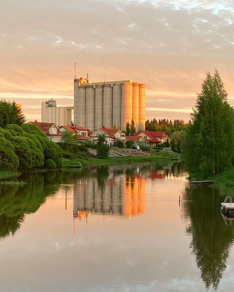 TiinaNaula's tweet photo. Viljasiilot ja kesäillan #auringonlasku Loimijoella Loimaalla. 🌅 #siilot #Loimijoki #Loimaa https://t.co/PW6R0pReE8