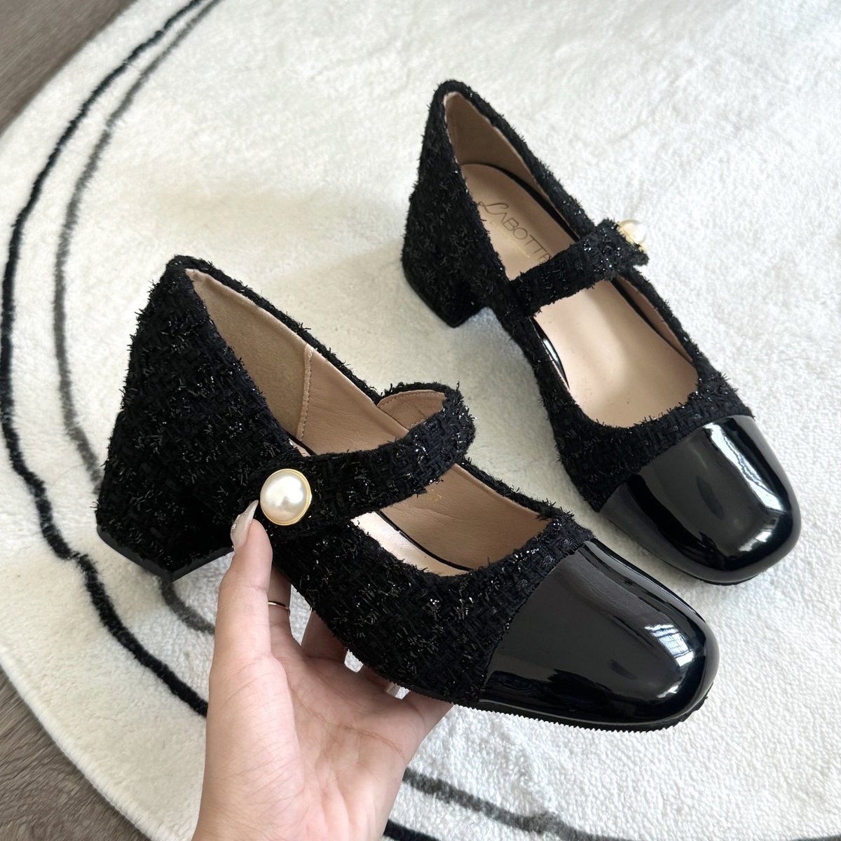 yoxrgravity's tweet image. แนะนำคู่ที่สวยดูแพงมาก ส้นสูงผ้าทวิตรุ่นนี้ฟีลคุณหนูติดแกลมสุดๆ ;-; เล่นแสงสวย ใส่แล้วขาเรียวสูงขึ้นอีก 2 นิ้ว เดินสบายเดินทั้งวันก็รอด 🤌🏻