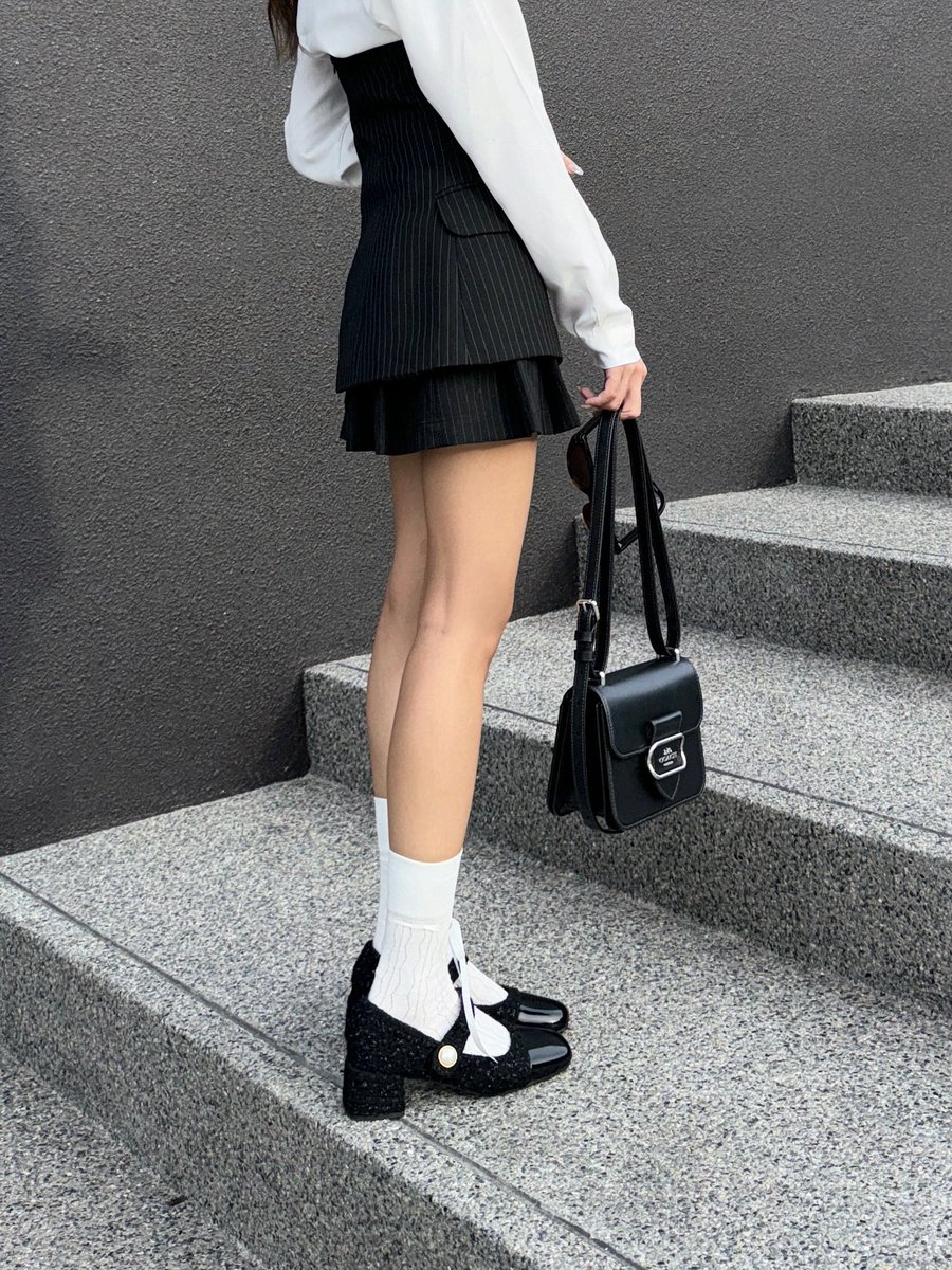 yoxrgravity's tweet image. แนะนำคู่ที่สวยดูแพงมาก ส้นสูงผ้าทวิตรุ่นนี้ฟีลคุณหนูติดแกลมสุดๆ ;-; เล่นแสงสวย ใส่แล้วขาเรียวสูงขึ้นอีก 2 นิ้ว เดินสบายเดินทั้งวันก็รอด 🤌🏻