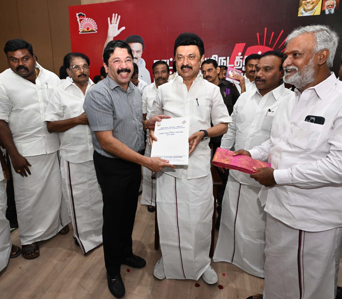 Dayanidhi_Maran's tweet photo. மத்திய சென்னை நாடாளுமன்றத் தேர்தலில் பெற்ற வெற்றிக்கான சான்றிதழை, கழகத் தலைவர் மாண்புமிகு தமிழ்நாடு முதலமைச்சர் திரு@mkstalin பெற்ற இனிய நிகழ்வில்...

உடன் மாவட்டக் கழகச் செயலாளர்கள் மாண்புமிகு இந்து சமய அறநிலையத்துறை மற்றும்  சென்னை பெருநகர வளர்ச்சி குழும அமைச்சர் திரு@PKSekarbabu , பணிகள் நிலைக் குழுத் தலைவர் திரு@nchitrarasu மற்றும் கழக முன்னணியினர்...