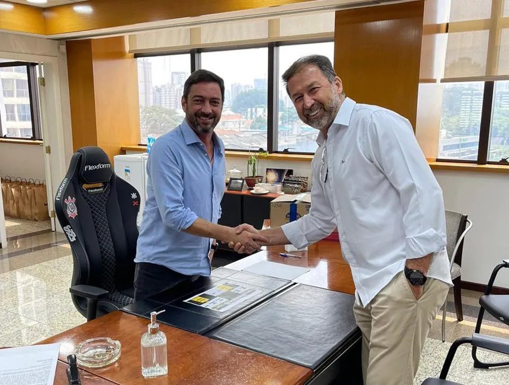 futebol_info's tweet photo. A multa rescisória de Carlos Miguel no Corinthians, de 4 milhões de euros (R$ 22,8 milhões), foi reduzida pelo ex-presidente Duílio na renovação de contrato até 2025.

Ciente da multa baixa, o atual presidente Augusto Melo só tentou mudar o contrato quando Cássio foi para o Cruzeiro, mas a atitude foi tardia.

Sem Carlos Miguel, que deve ir para o Nottingham Forest, o Timão tem os jovens Matheus Donelli e Felipe Longo no elenco e vai em busca de um substituto no mercado.

🗞 @UOLEsporte | @lucas_musetti 
📸 Rodrigo Coca/Ag. Corinthians | Divulgação