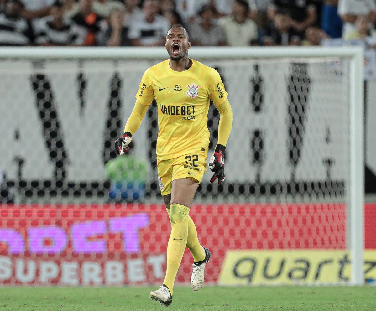 futebol_info's tweet photo. A multa rescisória de Carlos Miguel no Corinthians, de 4 milhões de euros (R$ 22,8 milhões), foi reduzida pelo ex-presidente Duílio na renovação de contrato até 2025.

Ciente da multa baixa, o atual presidente Augusto Melo só tentou mudar o contrato quando Cássio foi para o Cruzeiro, mas a atitude foi tardia.

Sem Carlos Miguel, que deve ir para o Nottingham Forest, o Timão tem os jovens Matheus Donelli e Felipe Longo no elenco e vai em busca de um substituto no mercado.

🗞 @UOLEsporte | @lucas_musetti 
📸 Rodrigo Coca/Ag. Corinthians | Divulgação