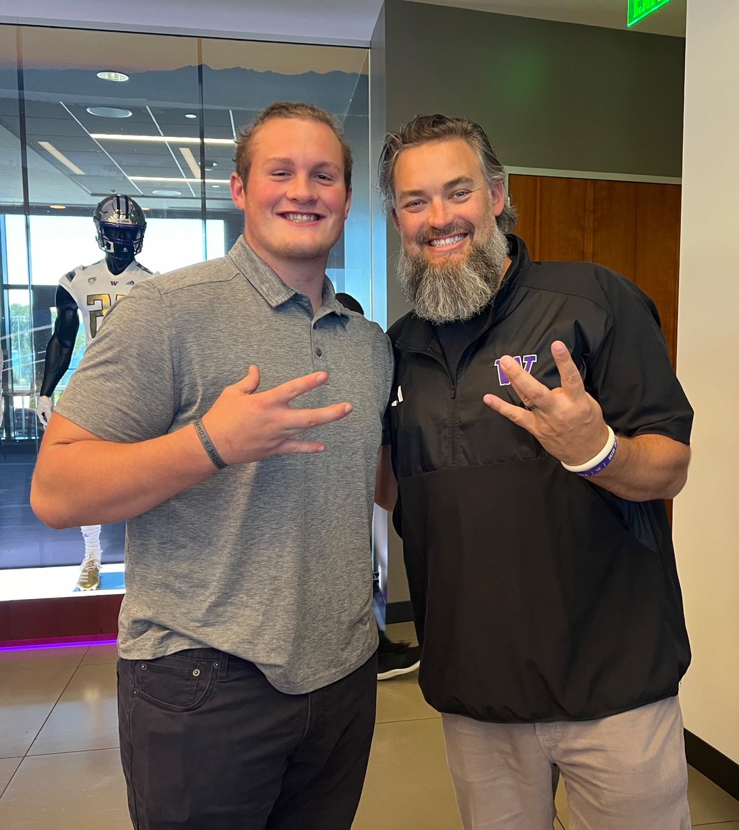 ColmanBrusa2025's tweet photo. Some moments you can’t describe! I had an incredible visit to UW today and I’m excited to share that I have been offered a scholarship to attend and play football for the Huskies!☔️☔️
Thank you @CoachJeddFisch @brennanpcarroll @UW_Football and all the coaching staff!⭐️
Grateful!! https://t.co/uM4mUQKVT7