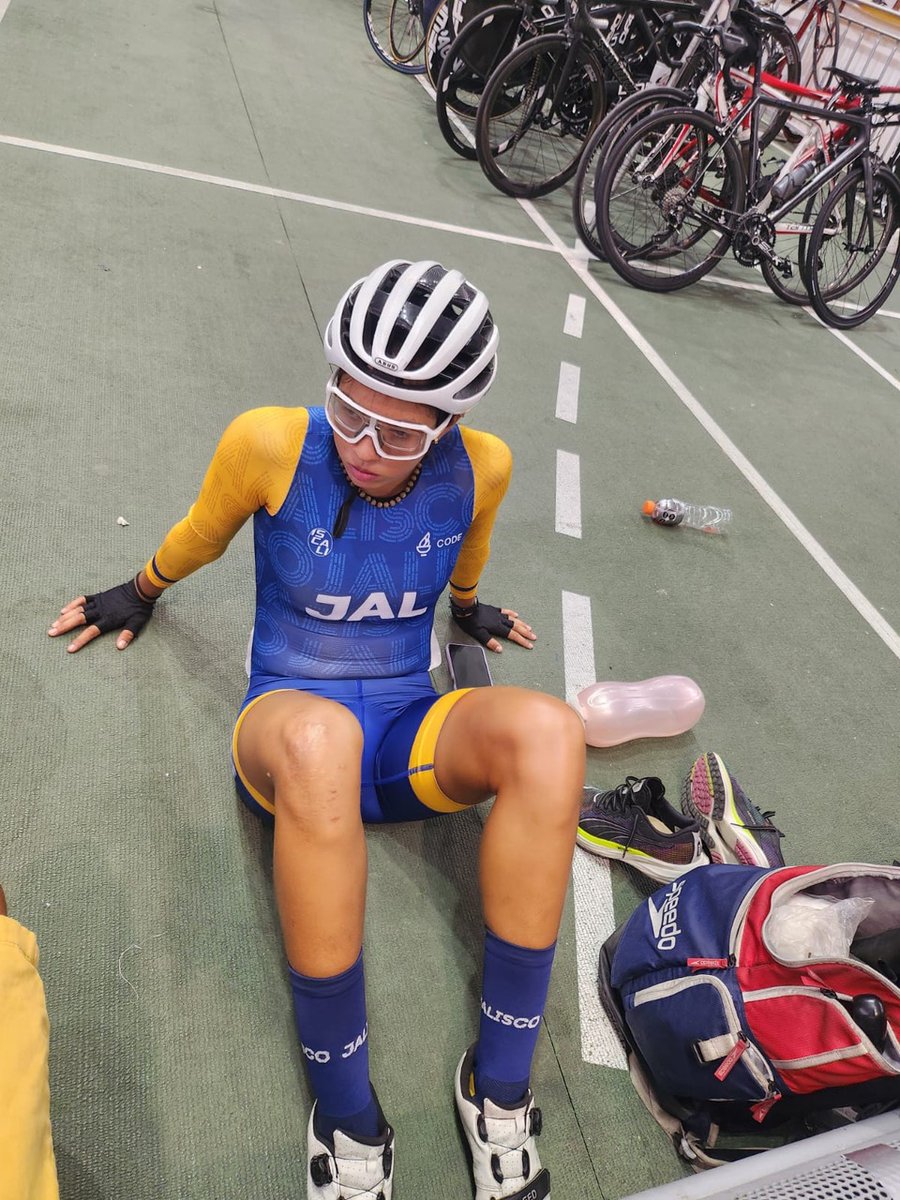 udegcucei's tweet photo. 🎉 ¡Felicitamos a Kathya Mayela Flores Sepúlveda, alumna de la carrera de Ingeniería Biomédica en #CUCEI, por obtener la medalla de plata en los Juegos Nacionales de la #CONADE en ciclismo de pista! 🥈🚴‍♀️👏
 
¡Orgullo para nuestra comunidad! 🌟 #OrgulloCUCEI https://t.co/TGIo2BF40j