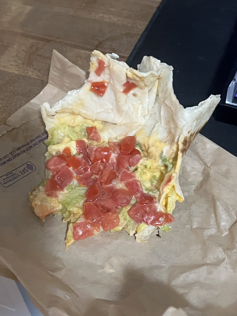 dramakittyy's tweet photo. @tacobell pleaseee tell me why i ordered a big cheez it crunchwrap no tomatoes and not a big cheez it in sight 🤔 https://t.co/v1UVWfzluQ