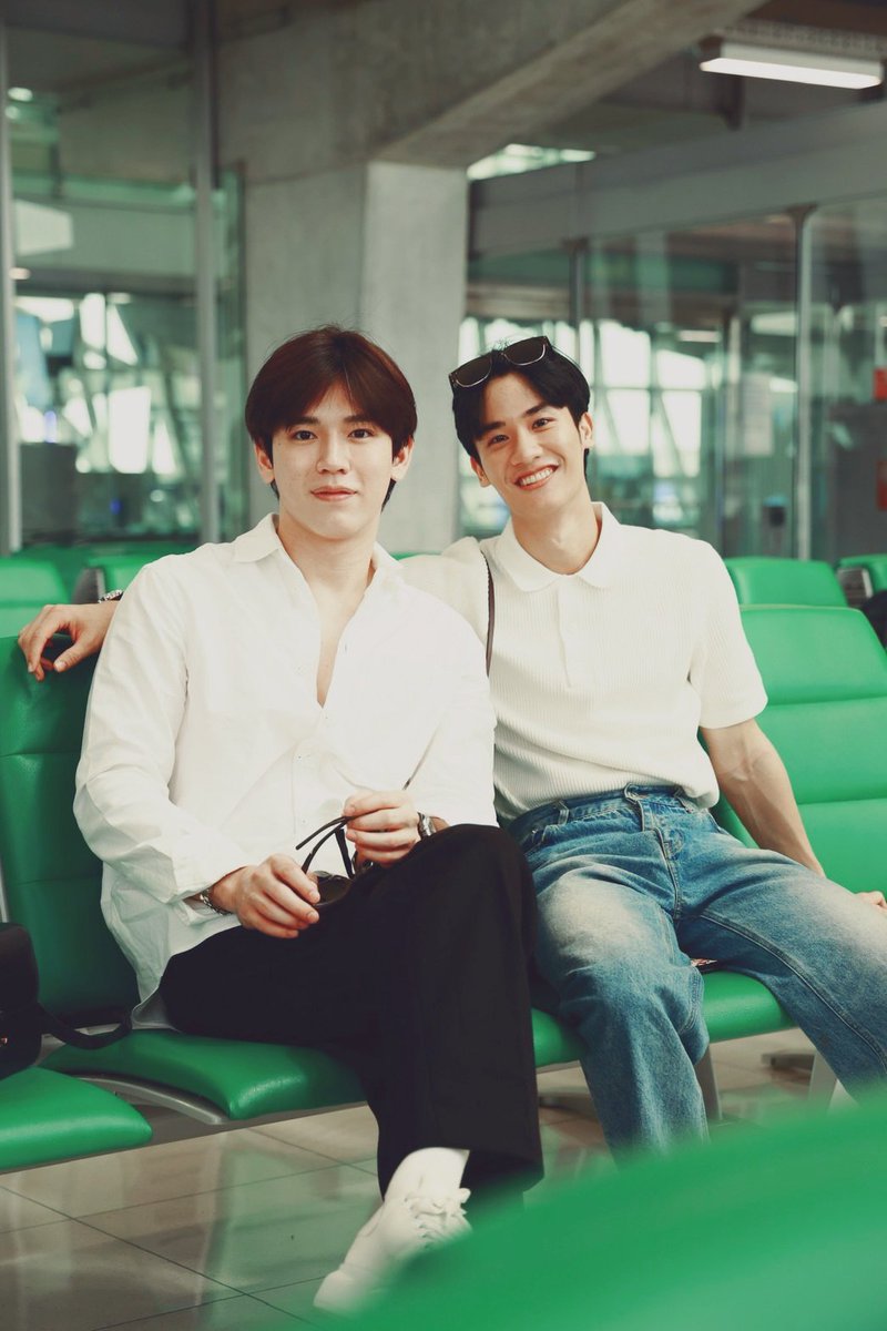 GMMTV's tweet photo. 打個招呼先～ 真係好想快啲見到大家 🥰✨我哋香港見啦 🤍💙 

ทักทายจ้าาาา อยากเจอแฟนคลับทุกคนจะแย่แล้ว 🥰✨ เจอกันที่ฮ่องกงนะครับทุกคน 🤍💙

#TayNewInTheHouseFMHongKong 
#GMMTV https://t.co/eYilLn3K5Y