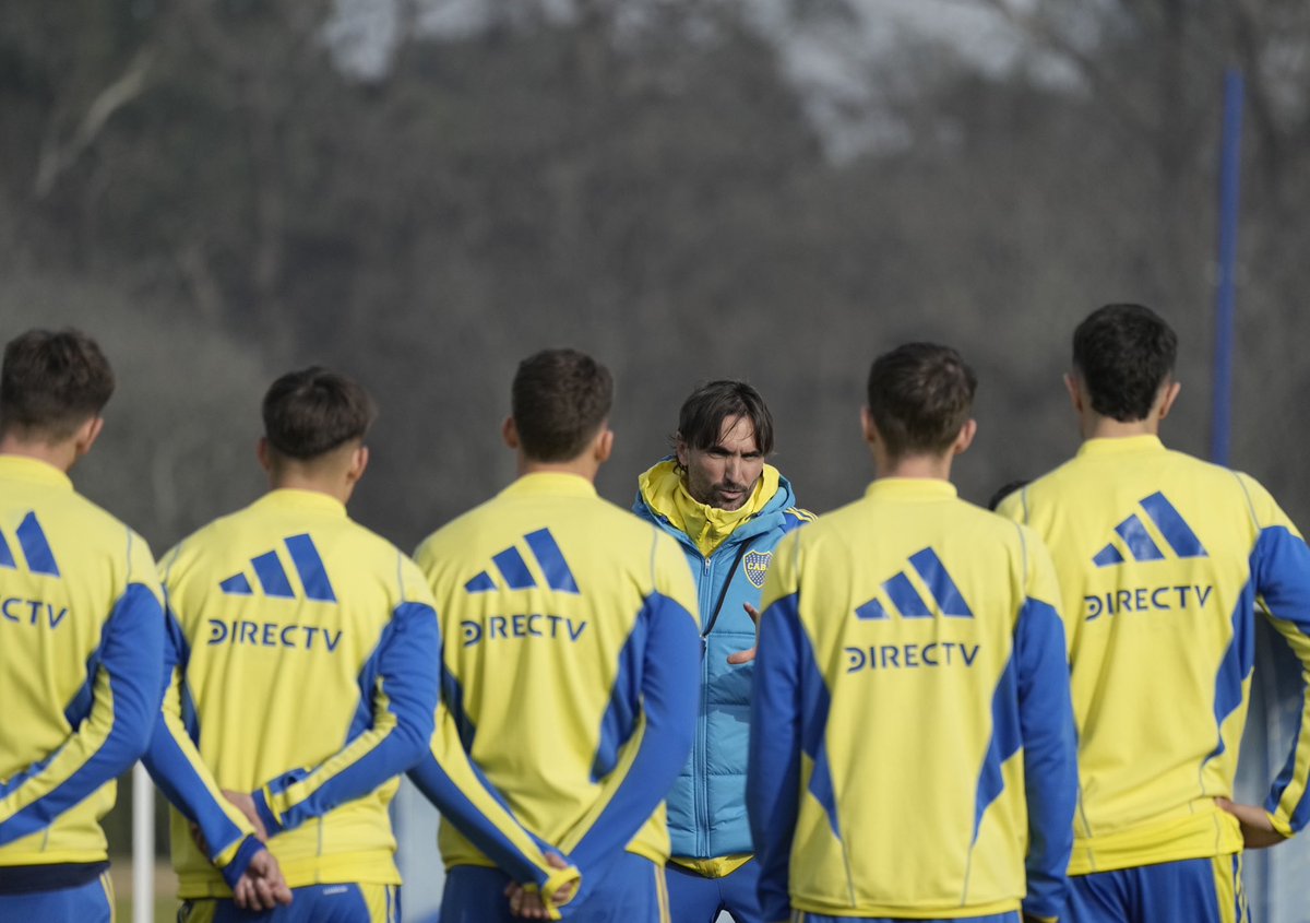 Romero contó detalles de la reunión de Riquelme con el plantel Diego Martínez les habla a sus futbolistas en la práctica de Boca.
