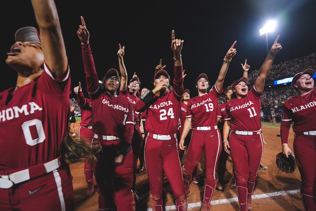 OU_Softball's tweet photo. 🔴 𝐓𝐡𝐞 𝐑𝐢𝐯𝐞𝐫 𝐑𝐮𝐧𝐬 𝐑𝐞𝐝 🔴 https://t.co/L3GA5ouSUe