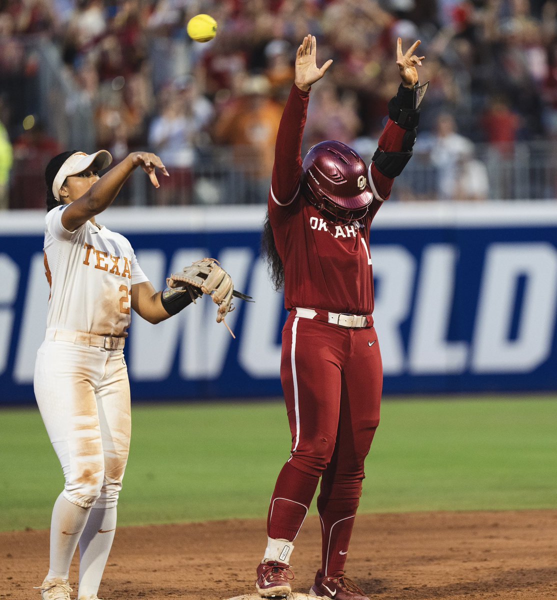 OU_Softball's tweet photo. 🔴 𝐓𝐡𝐞 𝐑𝐢𝐯𝐞𝐫 𝐑𝐮𝐧𝐬 𝐑𝐞𝐝 🔴 https://t.co/L3GA5ouSUe
