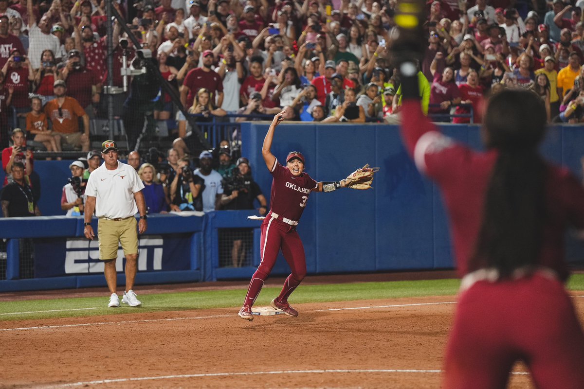 OU_Softball's tweet photo. 🔴 𝐓𝐡𝐞 𝐑𝐢𝐯𝐞𝐫 𝐑𝐮𝐧𝐬 𝐑𝐞𝐝 🔴 https://t.co/L3GA5ouSUe