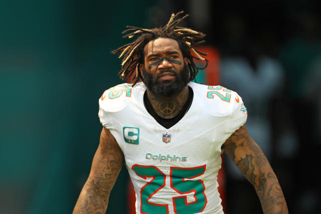 NFL_DovKleiman's tweet photo. Former #Dolphins CB Xavien Howard allegedly texted a boy sexual photos of his mother, per court filings.

"Former Dolphins cornerback Xavien Howard sent a boy sexually explicit content of his mother because she refused to get an abortion, a new court filing alleges."

Howard is a free agent.

(via @MiamiHerald)

https://t.co/WXkgVv6Gx7