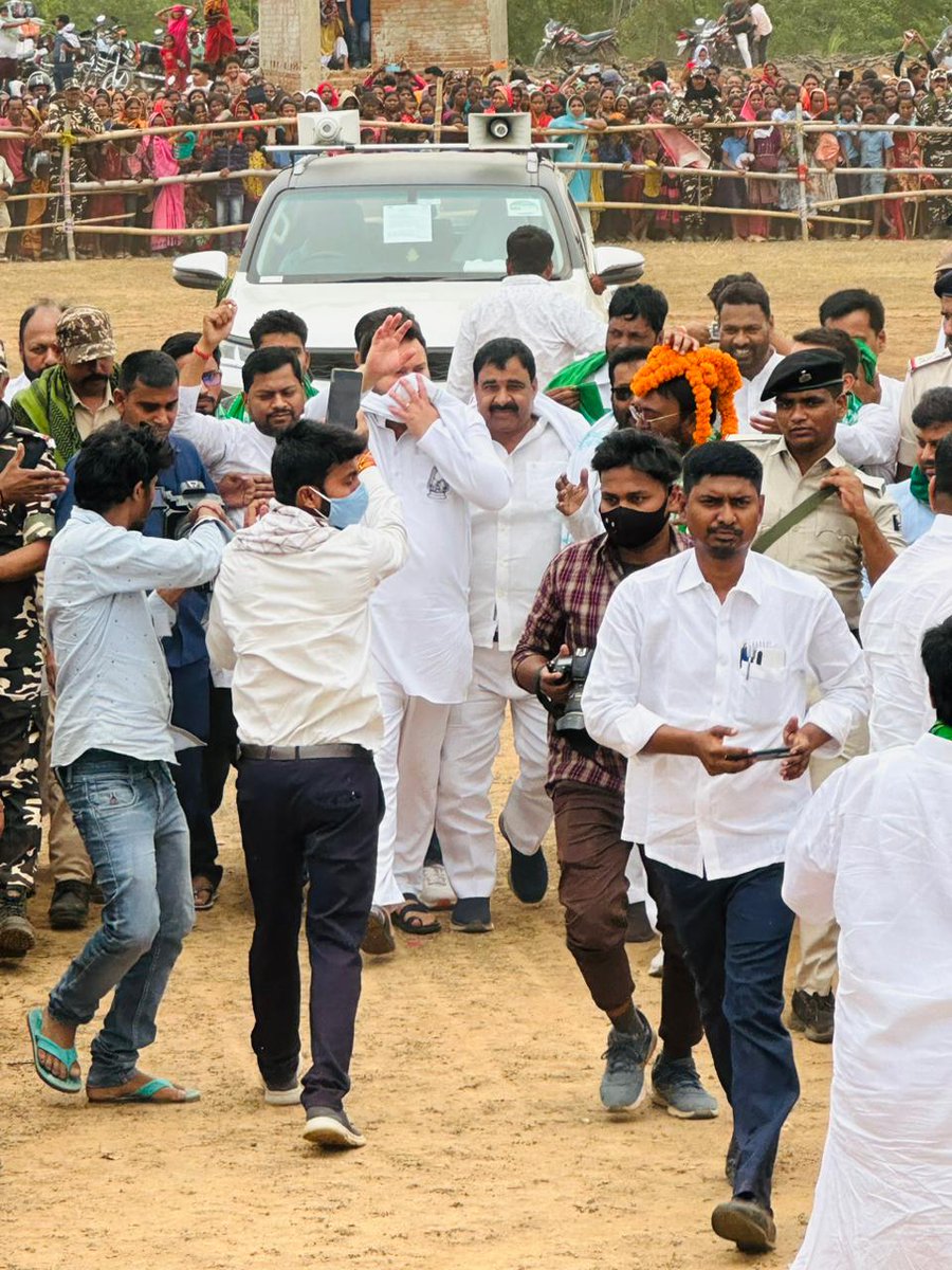 Abhishek Raj (@rjy_abhishek) on Twitter photo 2015 के विधानसभा चुनाव में <a href="/RJDforIndia/">Rashtriya Janata Dal</a> 101 सीटों पर चुनाव लडकर 80 सीटें जीतने में कामयाब हुई थीं..
वोट प्रतिशत के हिसाब से 2015 में राजद को क़रीब 18% वोट प्राप्त हुए थे। वहीं बीजेपी ने 160 सीटों पर लड़कर 53 सीटें जीती थीं और सर्वाधिक 24% वोट बीजेपी को प्राप्त हुईं थीं।
2020 2015 के विधानसभा चुनाव में <a href="/RJDforIndia/">Rashtriya Janata Dal</a> 101 सीटों पर चुनाव लडकर 80 सीटें जीतने में कामयाब हुई थीं..
वोट प्रतिशत के हिसाब से 2015 में राजद को क़रीब 18% वोट प्राप्त हुए थे। वहीं बीजेपी ने 160 सीटों पर लड़कर 53 सीटें जीती थीं और सर्वाधिक 24% वोट बीजेपी को प्राप्त हुईं थीं।
2020