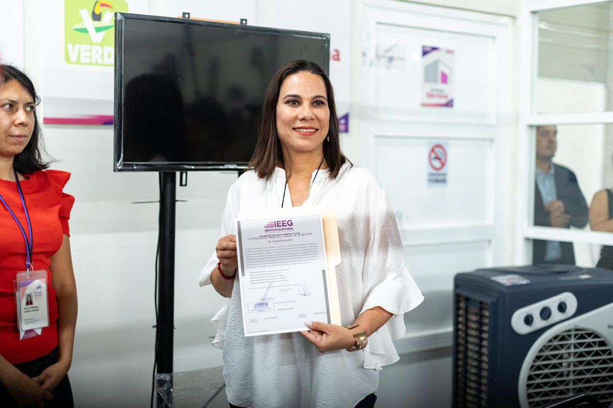 LorenaAlfaroG's tweet photo. Recibí la constancia que me acredita como Alcaldesa Electa para desempeñar el más grande honor: servir a nuestra gente.

Muchas gracias a las personas que han sido parte de este triunfo y a los irapuatenses que me dieron su confianza 3 años más. https://t.co/rsbL0vortg