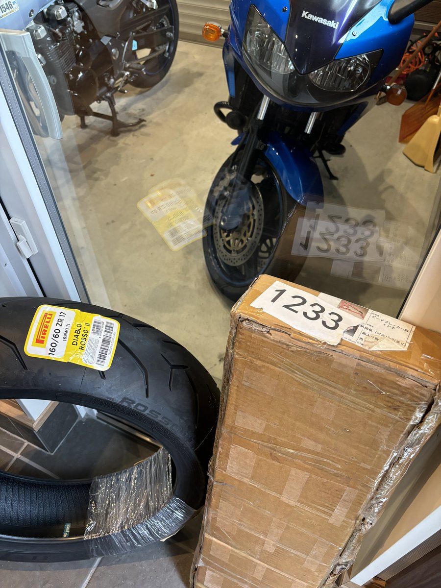 Balius2ZR7SJuke's tweet photo. 📦ビードブレーカー(タイヤチェンジャー)
と🛞タイヤRだけw
届いた〜😆
#PIRELLI #ROSSO2
新品タイヤ🛞めっちゃ!いい匂いで✨
ニヤニヤしちゃう😁 https://t.co/Ie7brOG9RW