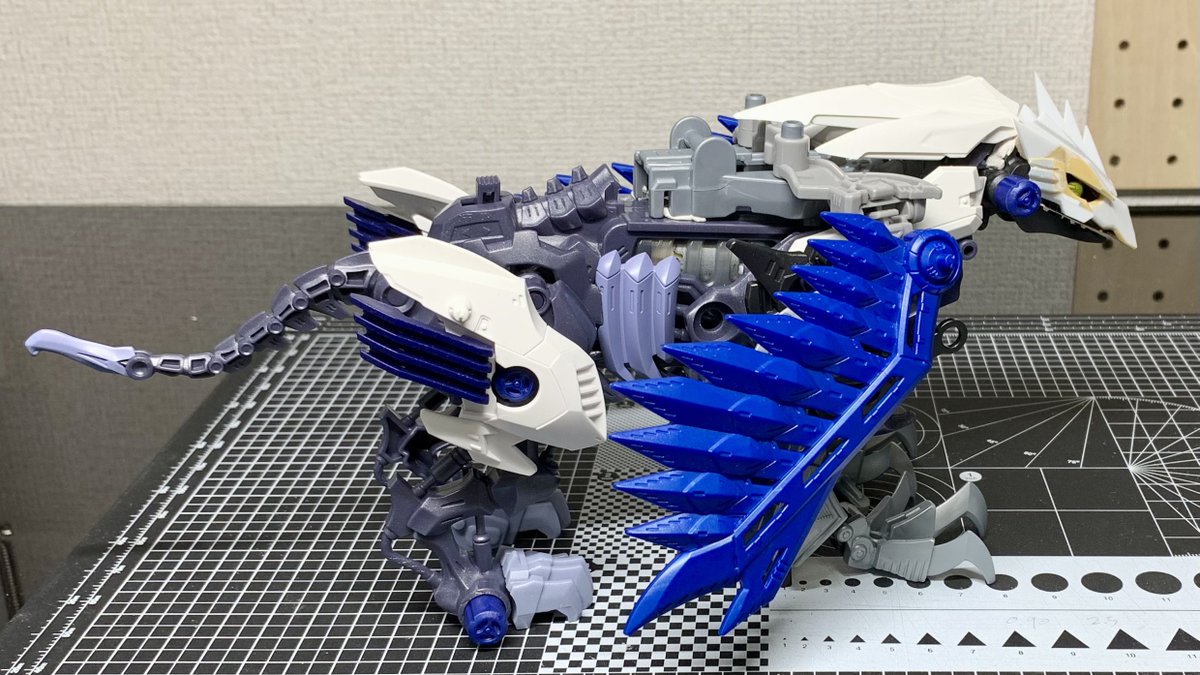 yoduru9101's tweet photo. No.29さんの例に倣ったワイルドゾイドでのグリフォン種ミキシング
作りかけてた画稿風ソニバの猛禽顔がマッチしてる〜！この方向でまとめちゃおうかな🦅✨ https://t.co/pYoFmbpwvr