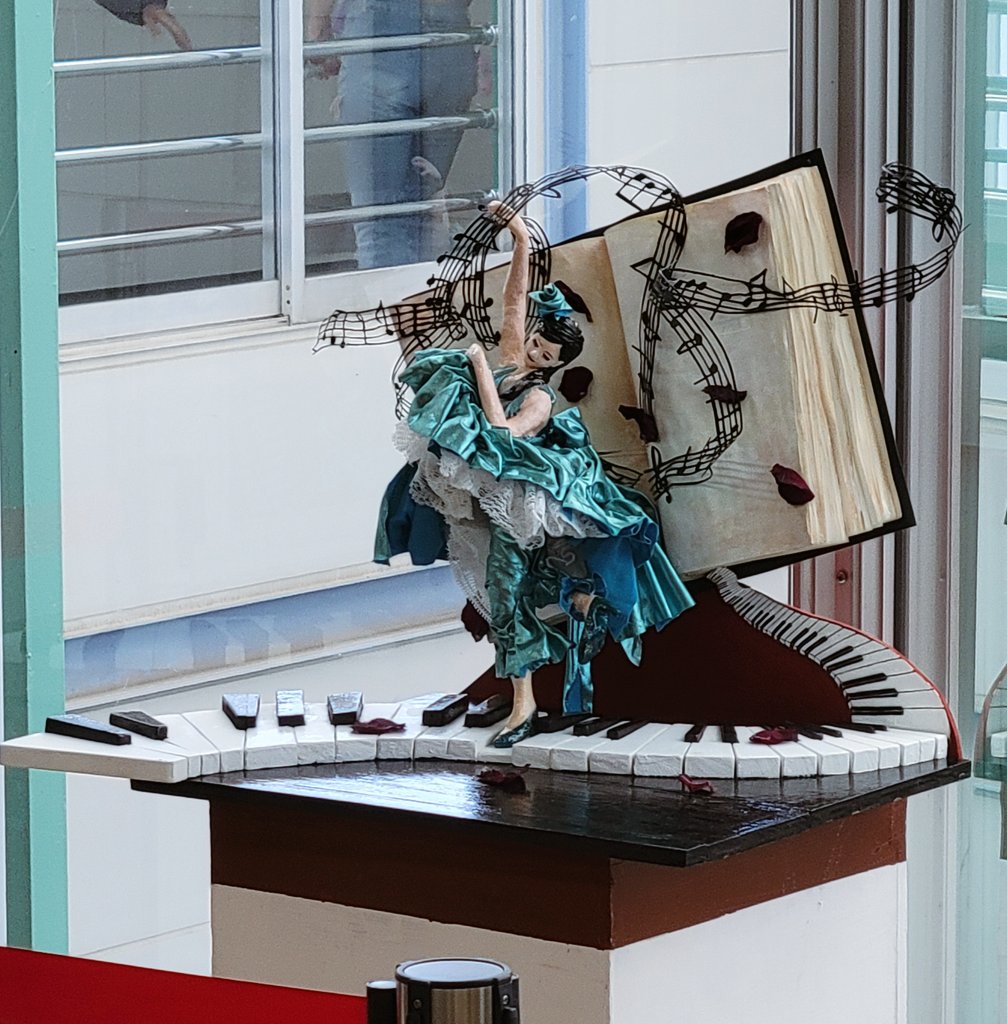 hikaru218012's tweet photo. 前回作った立体をブラッシュアップしました
タイトル『踏奏』

#立体アート
#ピアノ
#タップダンス
#フラメンコ https://t.co/kBanemULTS