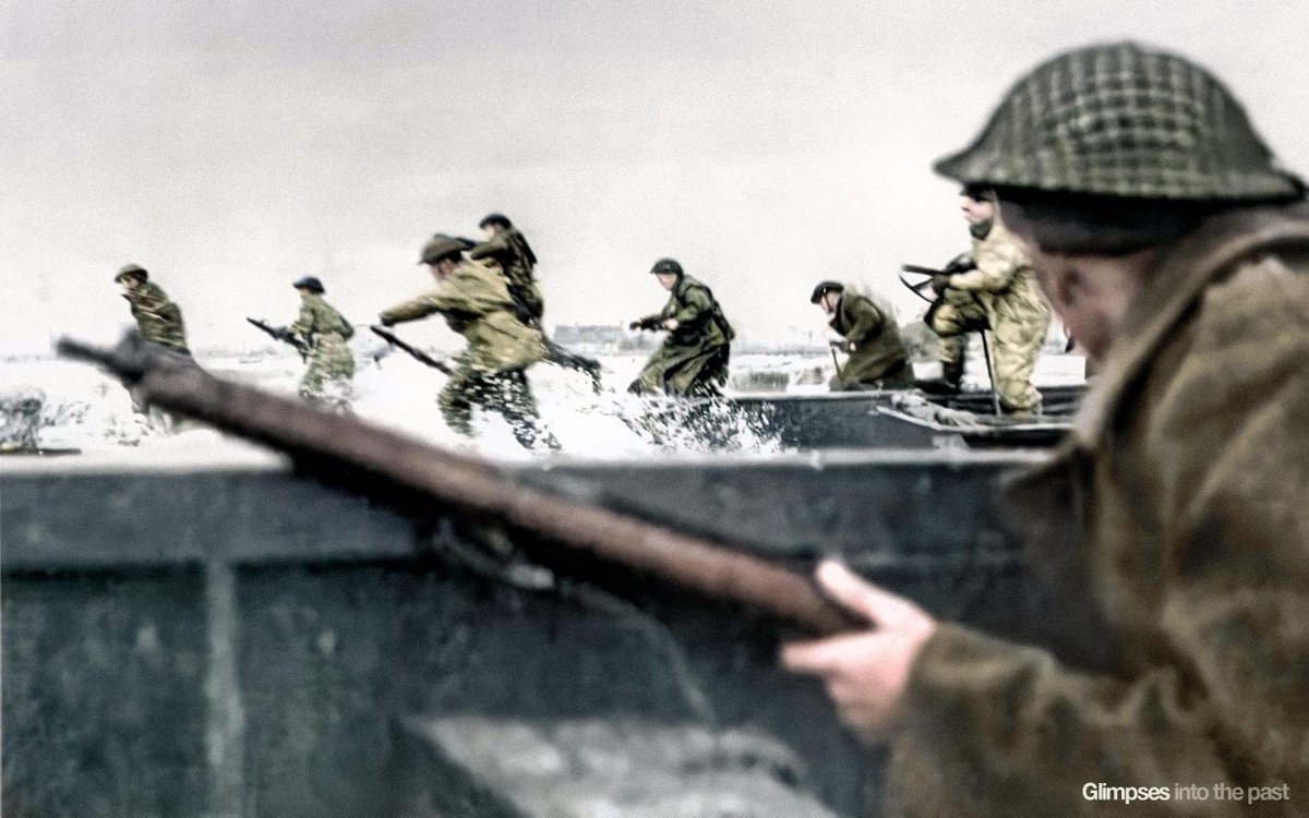 EarthHistoryPix's tweet photo. Canadian soldiers land on Juno Beach in Normandy as part of the Allied Invasion of Europe on June 6, 1944, D-Day. (Colourised) From u/glimpsesintothepast https://t.co/TApcXdsBB7
