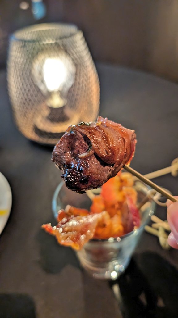 __allllllllez__'s tweet image. Japanディナーはこちらから！
肉が無限に供給される神みたいなお店でした。
肉巻きベーコンとかいう肉大好きセット最高かよ…
#SnowflakeSummit #DataCloudSummit