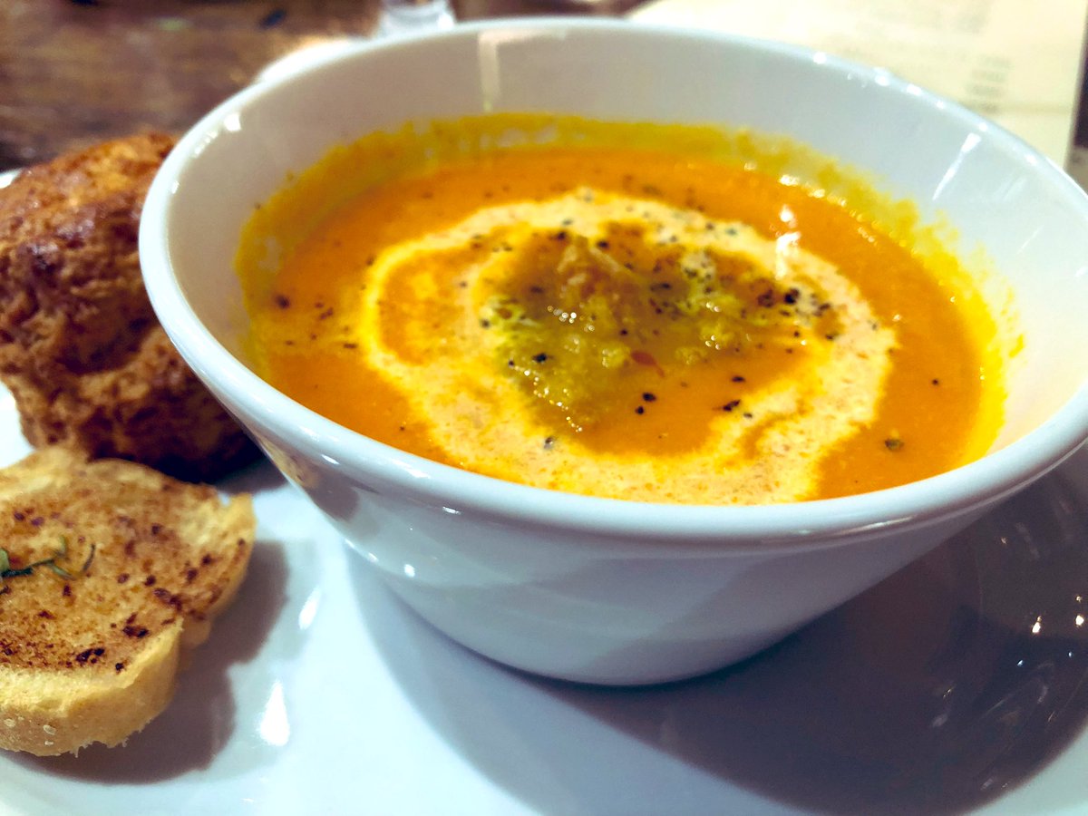 emi_chan8181's tweet photo. 坂田園芸グリーンゲート
併設の落ち着いた雰囲気の「bulbe café」

地元産の🥕ポタージュ
自家製ハーブクルトン
スコーン

ブラウンバスクチーズケーキ！フランス産岩塩が添えられていました〜

美味しかった😊
＃sakataengei 
#bulbe https://t.co/1j8SMokZLk