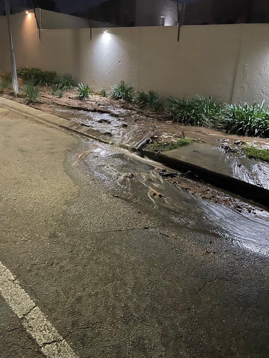 jan9_cb's tweet photo. @JHBWater @CityofJoburgZA BURST PIPE Boyle Close, Edenburg, Morningside https://t.co/LzwuW0Ndq6