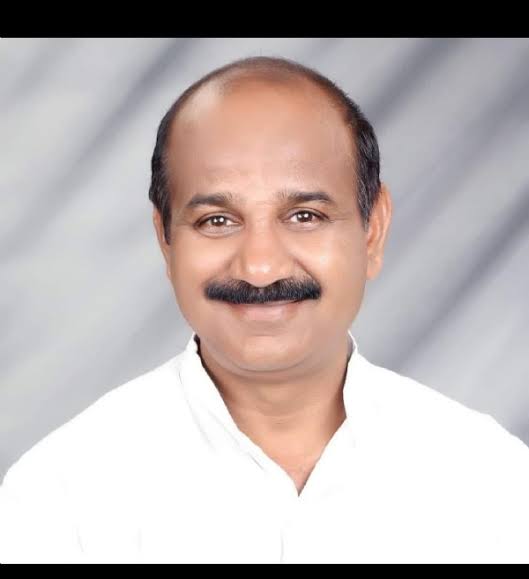 palmahasabha's tweet photo. इस लोकसभा में @samajwadiparty ने अप्रत्याशित जीत हांसिल की, जिसके पीछे न केवल सपा मुखिया की मेहनत है अपितु प्रदेश अध्यक्ष @ShyamLalPalSp @Rakesh_baghel1 @awadhnathpalsp जी जैसे लोगो की महती भूमिका रही है जिन्होंने समाज को जोड़ने का काम किया
समाजवादी पार्टी इन्हें इनका इनाम देगी.? https://t.co/TdUXhLJ6HU