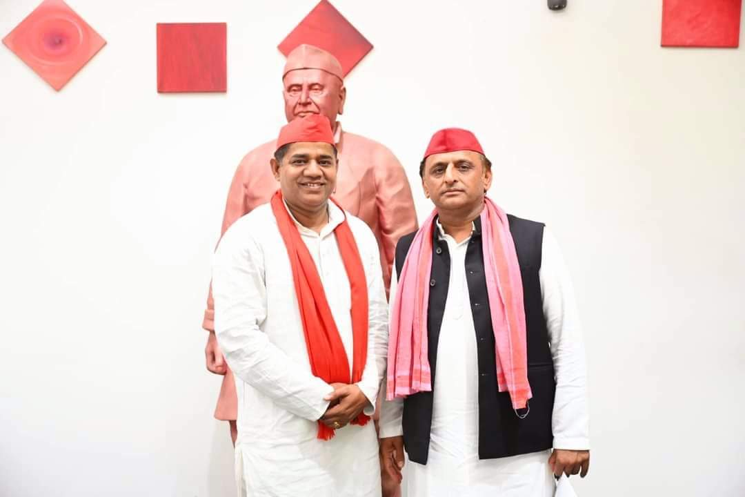 palmahasabha's tweet photo. इस लोकसभा में @samajwadiparty ने अप्रत्याशित जीत हांसिल की, जिसके पीछे न केवल सपा मुखिया की मेहनत है अपितु प्रदेश अध्यक्ष @ShyamLalPalSp @Rakesh_baghel1 @awadhnathpalsp जी जैसे लोगो की महती भूमिका रही है जिन्होंने समाज को जोड़ने का काम किया
समाजवादी पार्टी इन्हें इनका इनाम देगी.? https://t.co/TdUXhLJ6HU