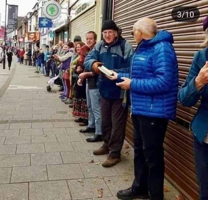 Англид нэг номын дэлгүүрийн эзэн түрээсийн төлбөр багатай байранд нүүж орохоор болсон байна.
Хугацаа давчуу, яаралтай, мөнгө муутай байсан учраас гудамжинд явж байсан танихгүй хүмүүсээс тусламж хүсэхэд 250 гаруй хүн ирж "АМЬД ГИНЖ" болон зогсоод ямар ч төлбөр мөнгөгүйгээр 1000