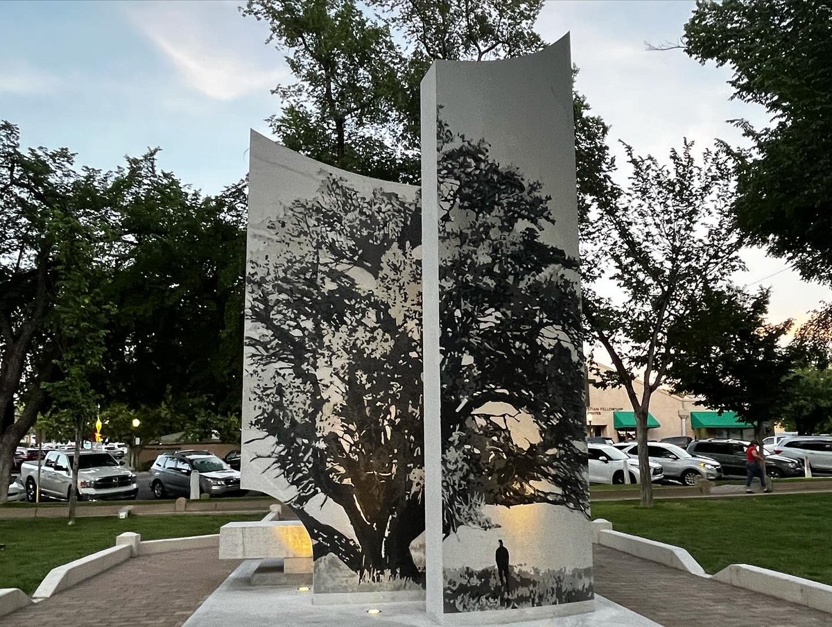 The long-awaited monument to the 19 fallen Granite Mountain Hotshots was finished this week with installation of back-lighting. A beautiful tribute💜
#GraniteMountainHotshots #YarnellHillFire2013 #PrescottAZ #YavapaiCountyCourthousePlaza