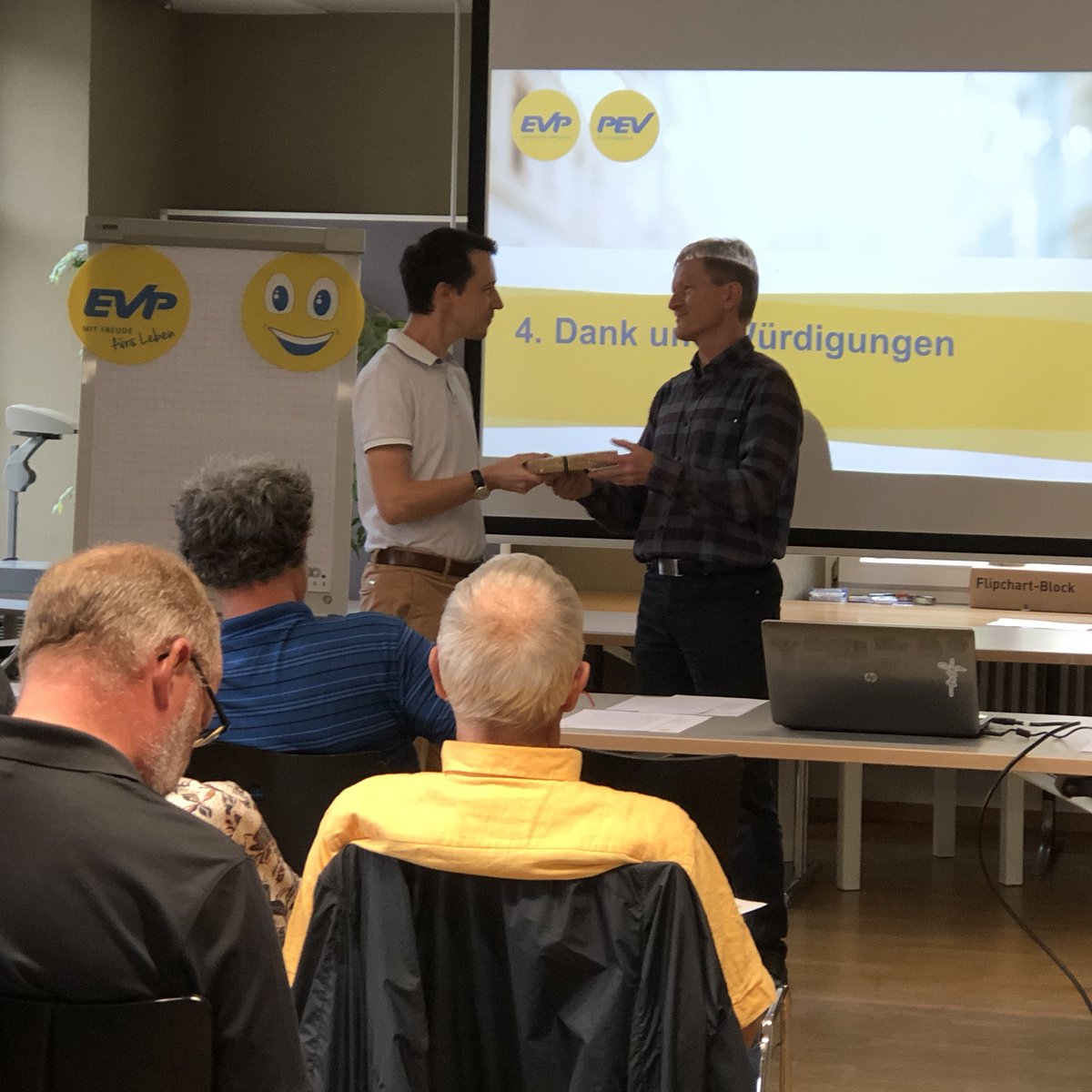 EVP_BL's tweet photo. Nach angeregtem Austausch bei feinem Essen wenden wir uns #GV #EVPBL zu. U. a. verdankt Präsi #MartinGeiser engagierte Arbeit von abtretendem #Gemeinderat #Grellingen #DanyHugelshofer &amp; ehem. #LandratBL @ThomasBuser4 https://t.co/HYpMBRVaWD
