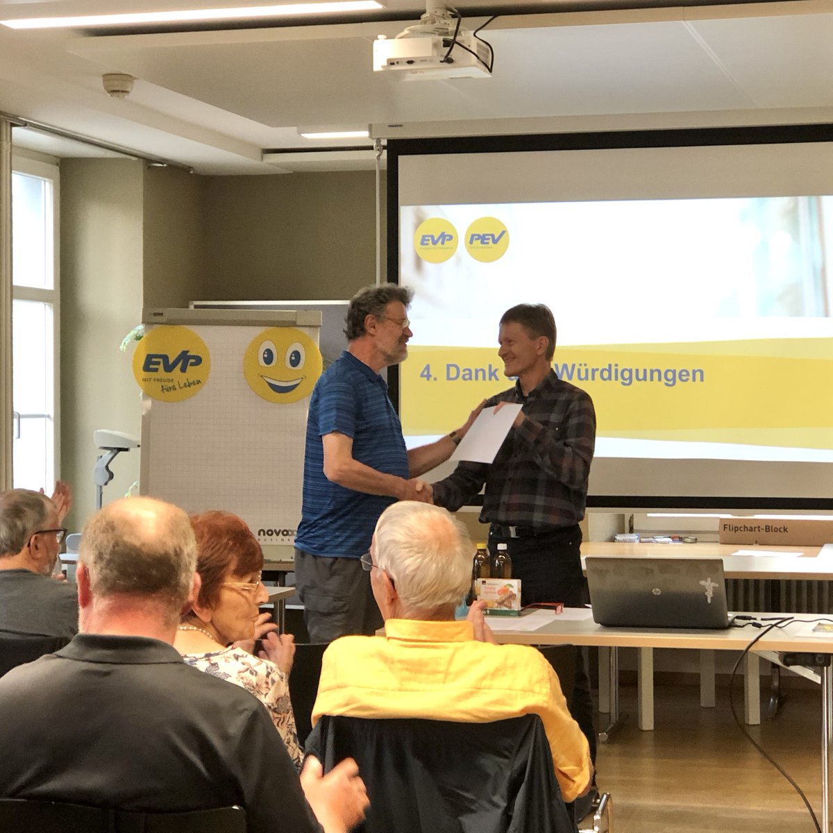 EVP_BL's tweet photo. Nach angeregtem Austausch bei feinem Essen wenden wir uns #GV #EVPBL zu. U. a. verdankt Präsi #MartinGeiser engagierte Arbeit von abtretendem #Gemeinderat #Grellingen #DanyHugelshofer &amp; ehem. #LandratBL @ThomasBuser4 https://t.co/HYpMBRVaWD