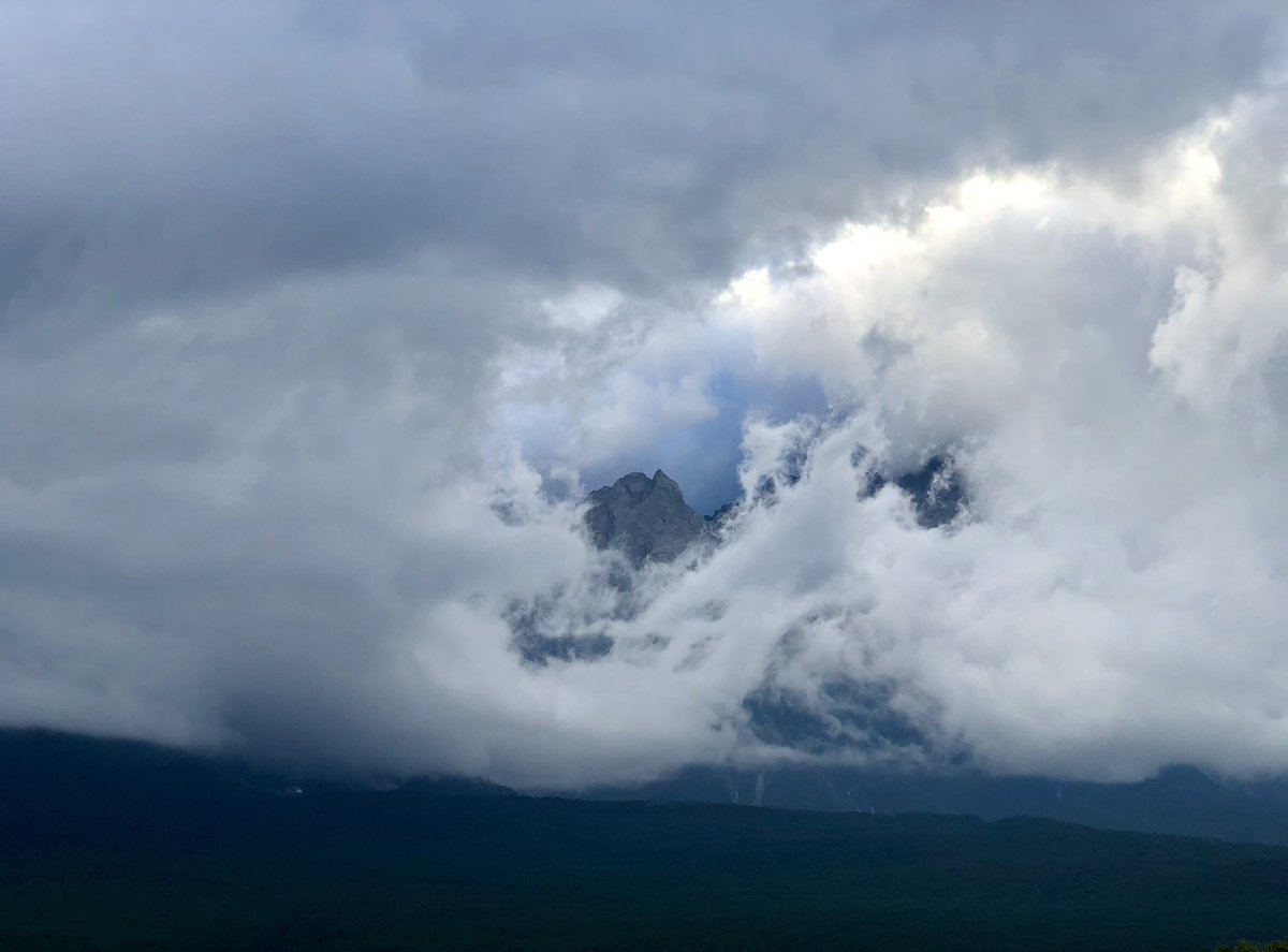 MercuryTsu's tweet photo. #Standby Random photo from Oct. 5, 2020, at Jinmao Puxiu Snow Mountain Hotel, Lijiang, Yunnan, China. As the South of Colorful Clouds, you can see beautiful clouds everywhere in Yunnan. The clouds are covering Yulong Snow Mountain, which has no snow, only revealing a single peak. https://t.co/JwliHHuYem