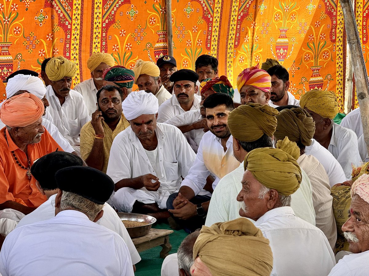 RavindraBhati__'s tweet photo. श्रीमती अंतर कंवर धर्मपत्नी स्व. श्री सांग सिंह जी, देदूसर का स्वर्गवास होने पर उनके निवास स्थान पर पहुँचकर श्रद्धांजलि अर्पित की तथा शोक संतप्त परिवारजनों से मिलकर संवेदनाएं व्यक्त की।
सादर श्रद्धांजलि ! 💐 https://t.co/X70f50HW7l