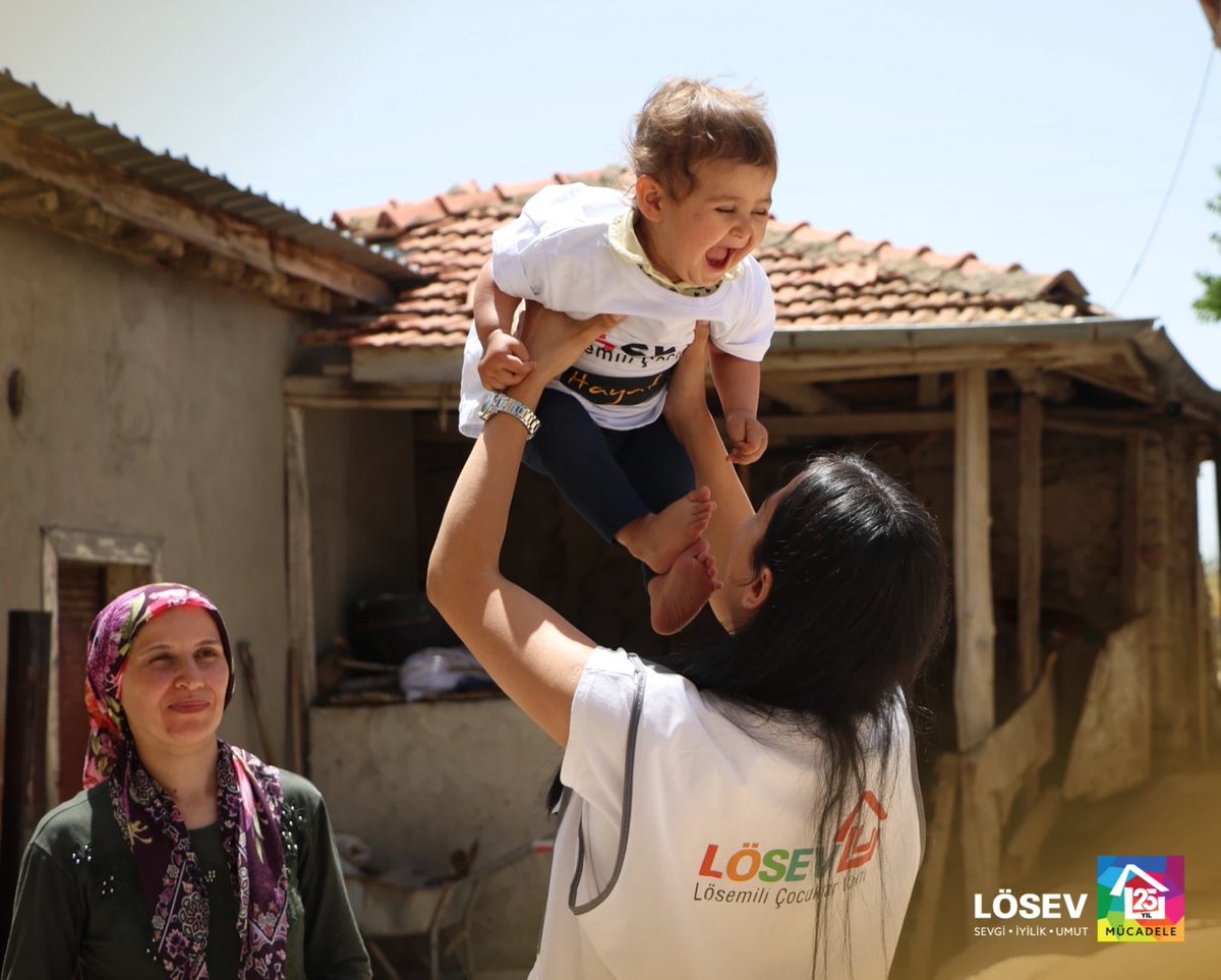 Bu gülüş, umut ve sevginin en saf halidir. Ela, minik bedeniyle hayata tutunmaya çalışırken tam o anda; LÖSEV'in şefkat dolu elleri Ela'ya uzanır. Artık iyileşmekten başka bir yol yok çünkü umutla dolu bir gelecek minik kahramanı bekliyor🥰