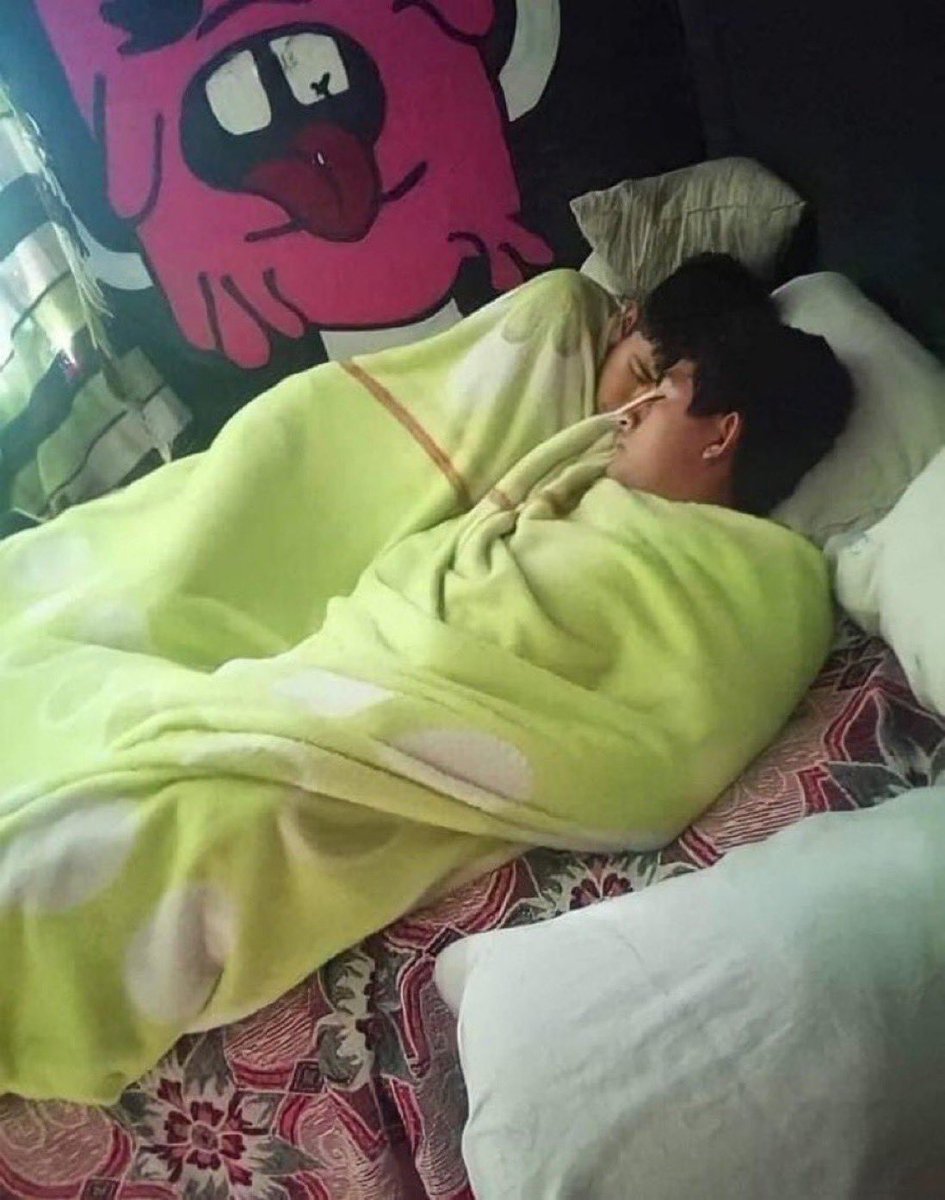 *no me gusta dormir con nadie*
yo con mi amix: