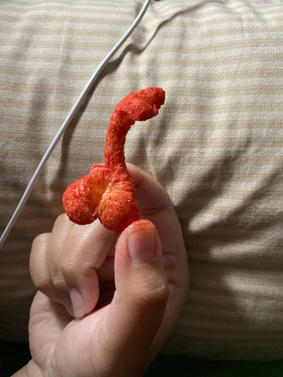 vmnsgfie's tweet photo. HELL NAH LOOK EHAT MY SISTER PULLRD OUT OF HER CHEETO BAG😭😭 https://t.co/8GIHswPpx8