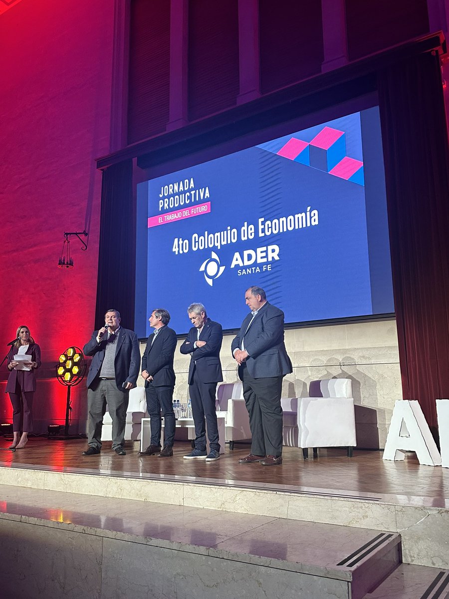 Espectacular TedInd-X de <a href="/UISFJoven/">UISF Joven</a>  para pensar el futuro del trabao 👏👏