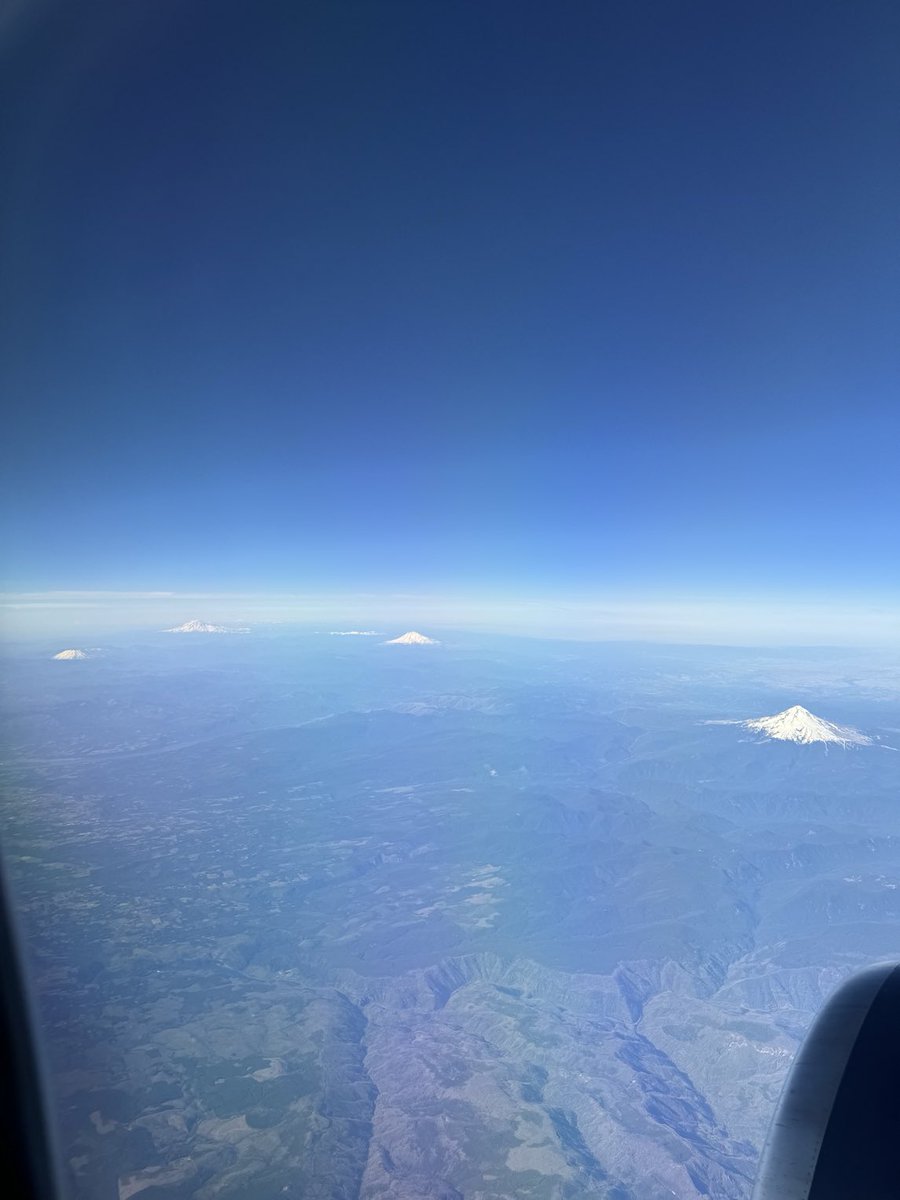 IAmMParhar's tweet photo. All 4 mountains are out ⁦@Delta⁩ 833 from LAS-SEA https://t.co/sBq0od9WDi