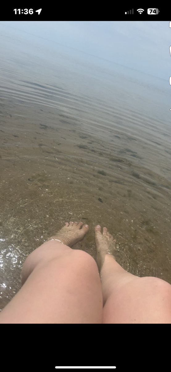 Godess_bre7's tweet photo. Beachy Toes for the win! #feetworshi̇p #sandyfeet #FinDom https://t.co/lYR5WhxdBR