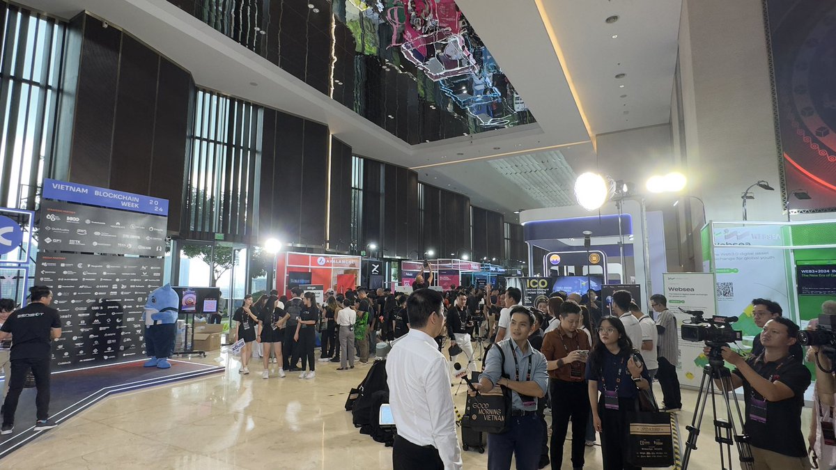 LayerTwoAsia's tweet photo. LayerTwo Labs @ GM Vietnam, one of the most packed blockchain conferences in SEA! Spreading word of #Drivechain !

@BMANLead @XTexchange https://t.co/Fq2MgFV4En