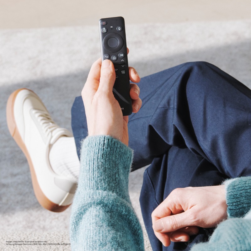 SamsungMalaysia's tweet photo. A remote that recharges while it chills, just like you! Our #SolarCellRemote has a solar panel on its back so you can say goodbye to disposable batteries.
#EnergySaving #SolarEnergy #WorldEnvironmentDay #UpscaleEveryMoment #NeoQLED8K #SamsungAITV #SamsungHomeAppliances