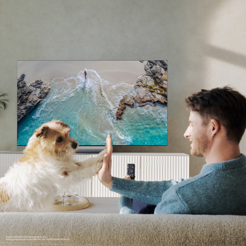 SamsungMalaysia's tweet photo. A remote that recharges while it chills, just like you! Our #SolarCellRemote has a solar panel on its back so you can say goodbye to disposable batteries.
#EnergySaving #SolarEnergy #WorldEnvironmentDay #UpscaleEveryMoment #NeoQLED8K #SamsungAITV #SamsungHomeAppliances
