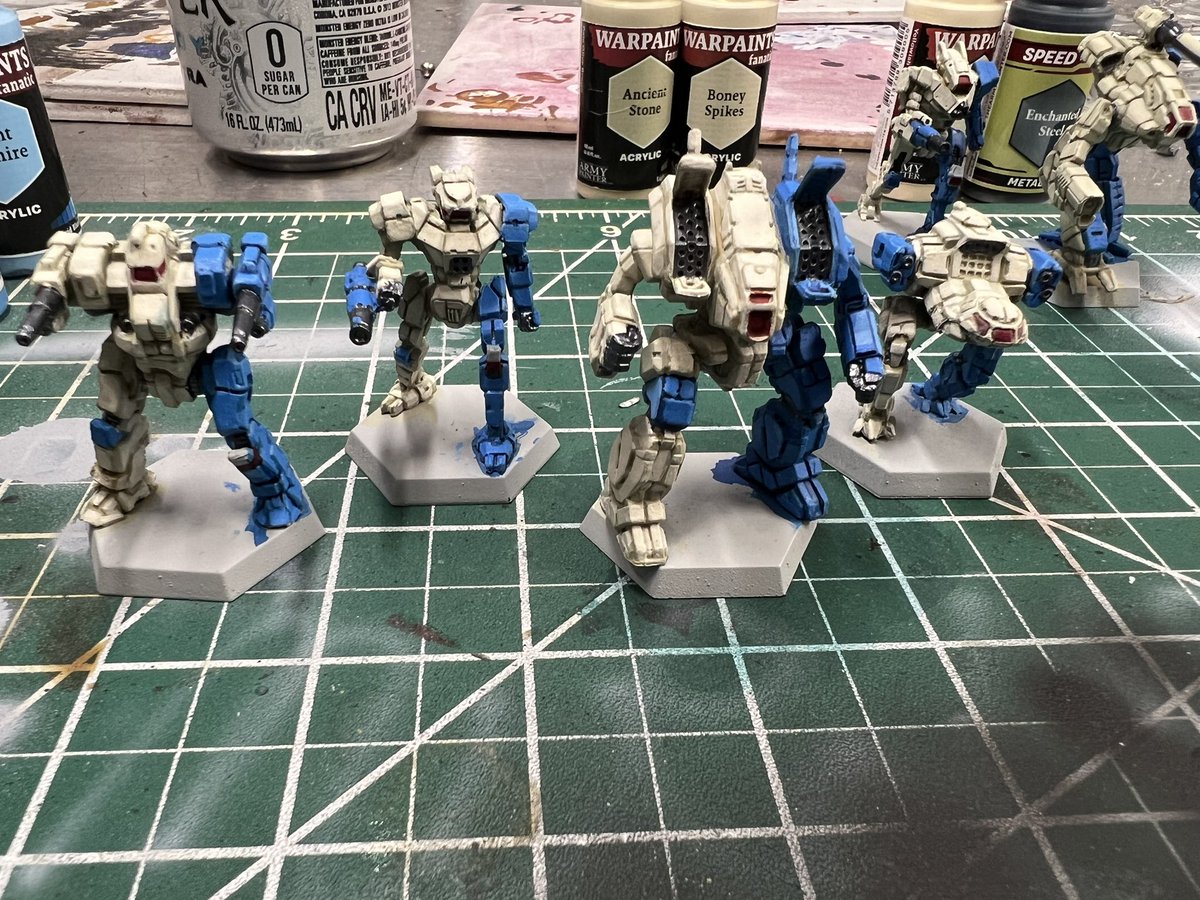 Visionsfromthe2's tweet photo. Been a few days. All mechs are about 75% done. Starting in on the auxiliary colors before final highlights. Got to figure out the last lance for this company, any thoughts for 3025(ish) and a new player?

#battletech #mechwarrior #innersphere #mech #catalystgamelabs #armypainter https://t.co/6DjndkuLix